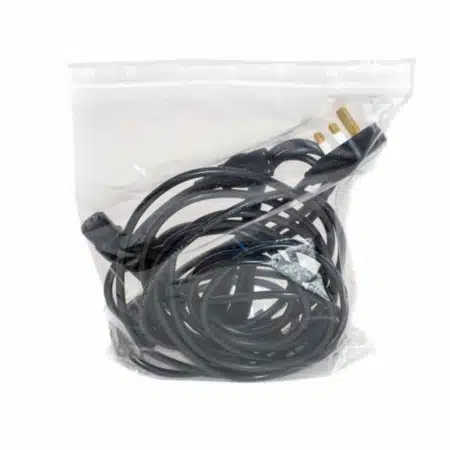 Transparenter Druckverschlussbeutel mit Kabel als Inhalt