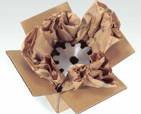 Sternförmig wird das PadPak Junior Papier im Karton ausgeelgt, dass Zahnrad oder auch andere Metallwaren hineingelegt.