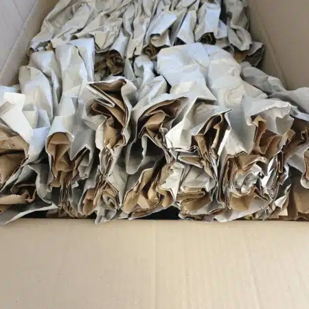 Ein Karton gefüllt mit PadPak Papierpolstertstränge. Ideal für den Wenigversand.
