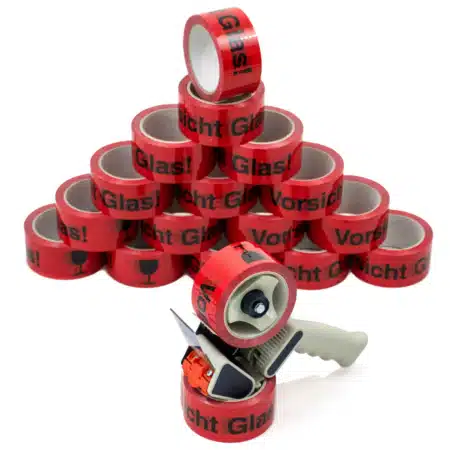 Einige Rollen rotes Warnklebeband Vorsicht Glas mit einem Handabroller