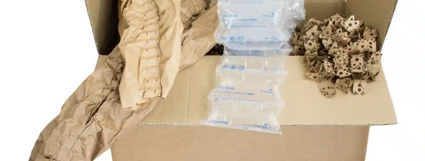 Unterschiedliche Arten von Füllmaterialien: Luftpolsterfolie, ExpandOS, Pappe und Papier