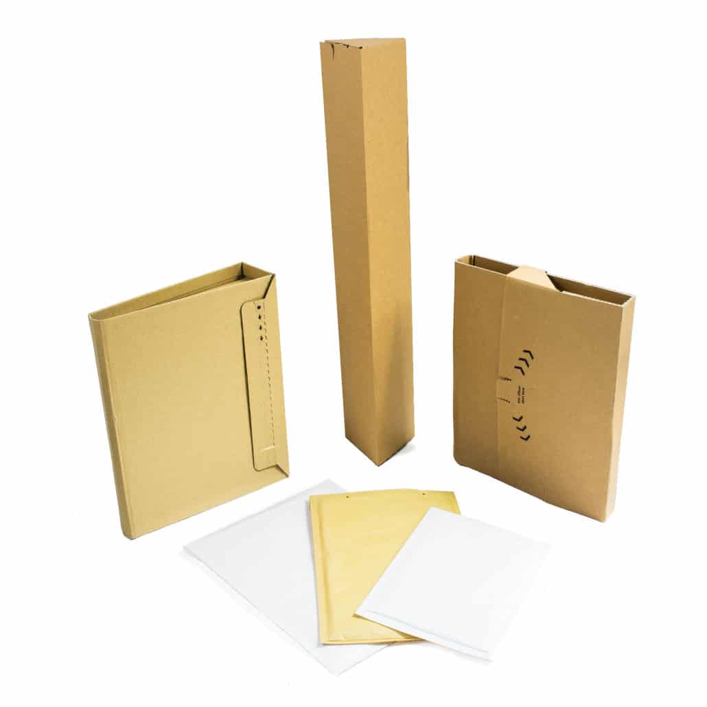 Unterschiedliche Verpackungen für den Postweg. Flaschen-, Ordner-, Buchkarton und Versandtaschen