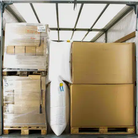 Im Bild zu sehen ist, wie zwei Stausäcke zur Ladungssicherung in einem LKW zwischen Paletten verwendet werden können. Damit wird sichergestellt, dass die Paletten nicht verrutschen können.