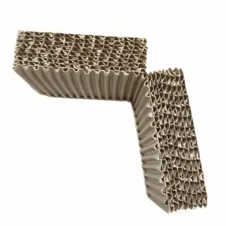 Geschlitze Platte aus Wellpappe für den universellen Einsatz als Ecken und Kantenschutz