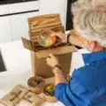 Packbeispiel Lebensmittelverpackung mittels WrapPak und Kühlpacks aus Papier.