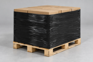 Kartons auf einer Holzpalette, seitlich mit schwarzer Stretchfolie umwickelt