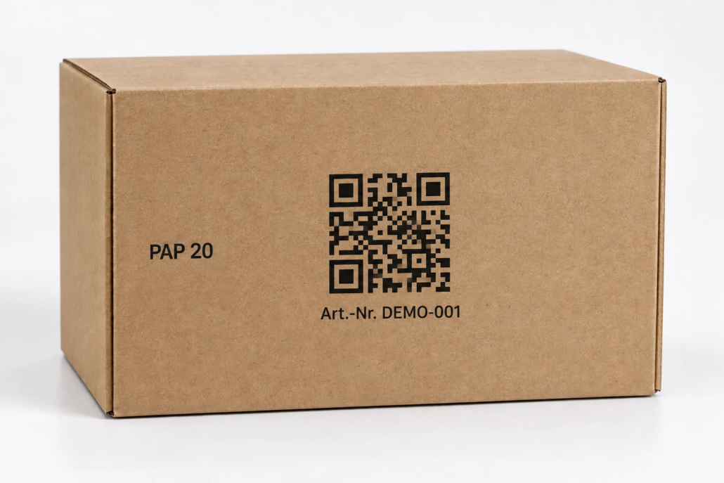 Wellpappkarton mit PAP20-Kennzeichnung, illustrativem QR-Code und Demo-Artikelnummer