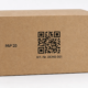 Wellpappkarton mit PAP20-Kennzeichnung, illustrativem QR-Code und Demo-Artikelnummer